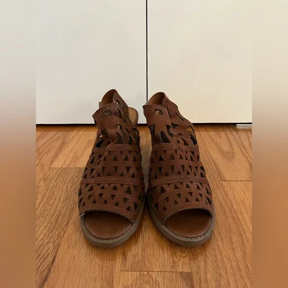 Soda-Brown Laser Cut Geometric Sandal Heels. size 10. - Picture 5 of 9